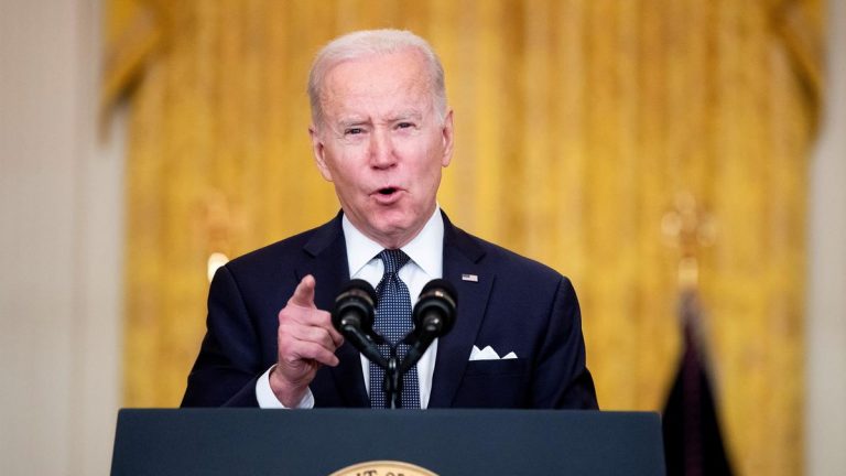 Biden impone sanciones a Rusia tras “el principio de la invasión a Ucrania”