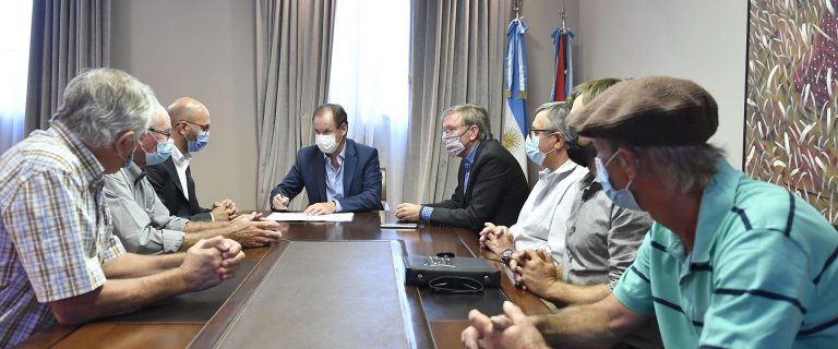 Bordet firmó convenios para el mejoramiento de caminos rurales