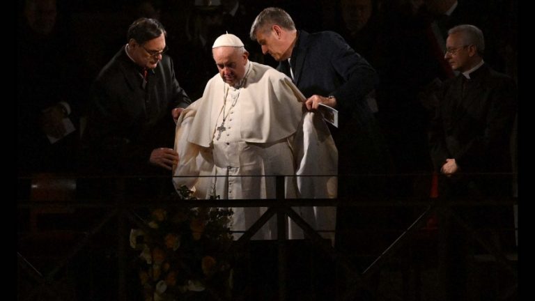 Vía Crucis: Francisco llamó a que “los adversarios se den la mano”