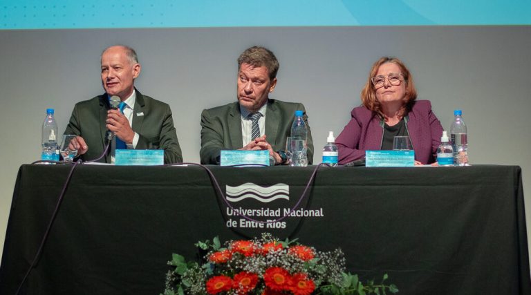 Sabella y Andretich asumieron sus cargos como rector y vicerrectora de la UNER