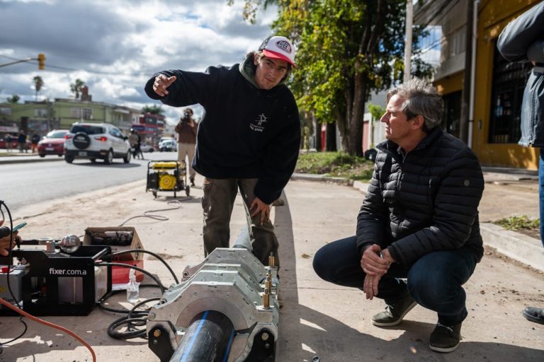 Avanza la reconstrucción y colocación de cañería de agua potable en Avenida Zanni