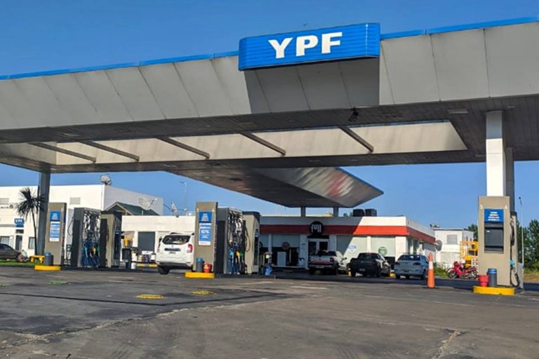 YPF también aumentó el precio de los combustibles