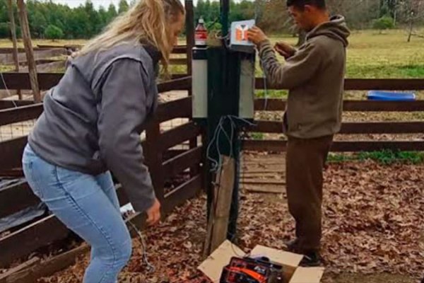 Entregan 100 equipos de boyeros solares a productores entrerrianos