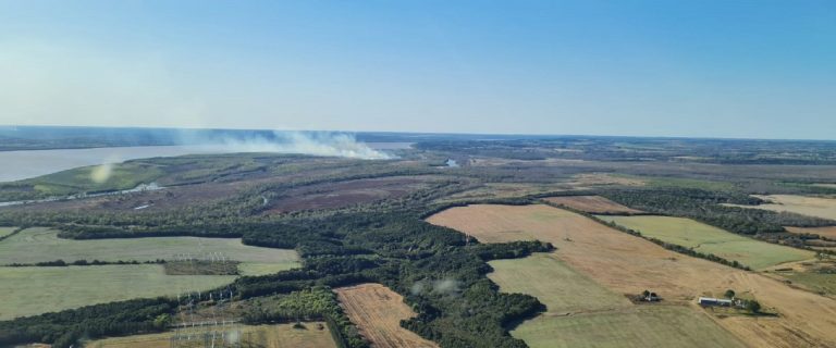 Entre Ríos y Santa Fe trabajan en el combate de incendios registrados en islas santafesinas