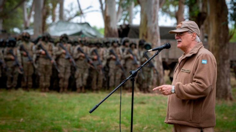 El ministro Taiana supervisó ejercicios del Ejército en Entre Ríos