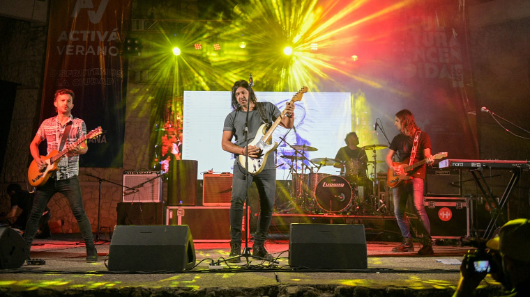 Un Anfiteatro repleto vibró al ritmo del rock en otra noche más de Música