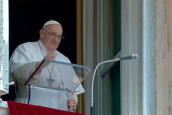Francisco reapareció ante miles de fieles en la Plaza San Pedro