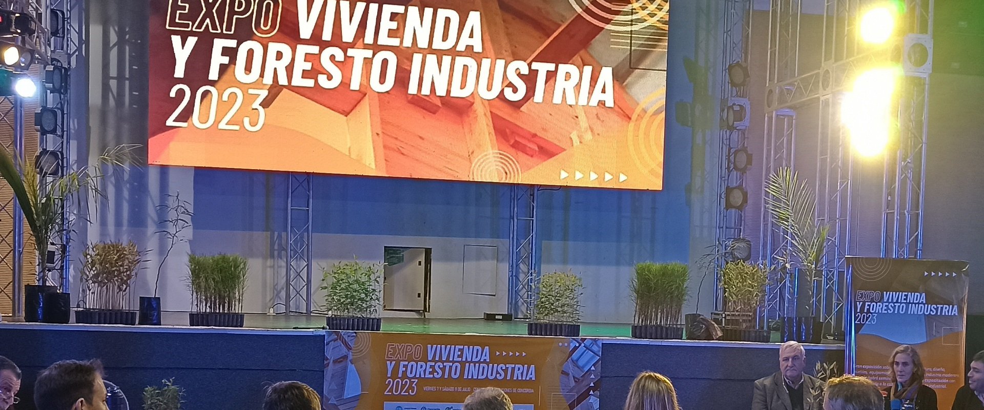 Se reunió la Mesa Forestal en la Expo Vivienda y Foresto-industria 2023 de Concordia