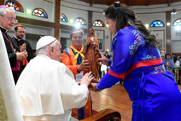 Francisco llamó a las religiones a rechazar la violencia