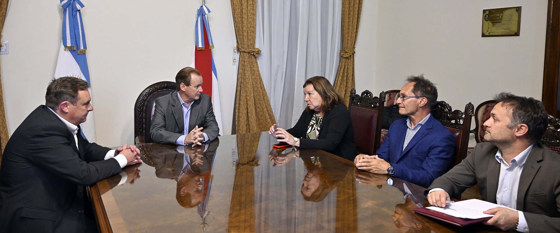 Se firmó el contrato para la pavimentación del acceso a San Benito