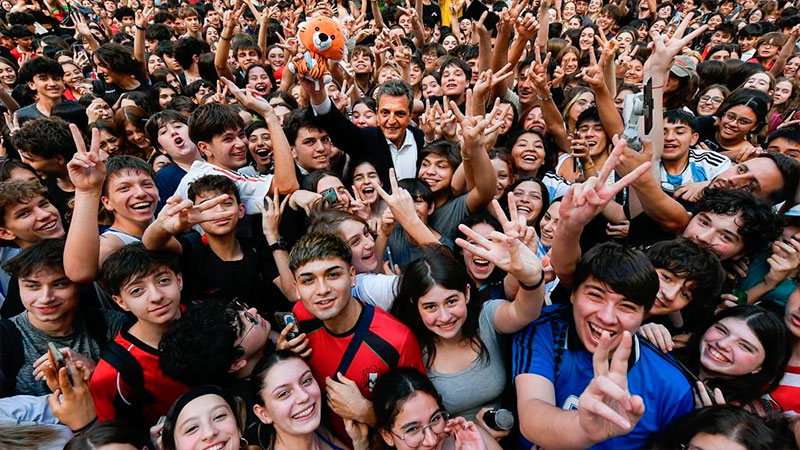 Massa cerró campaña entre encuentros “de cercanía” y exposición ante empresarios