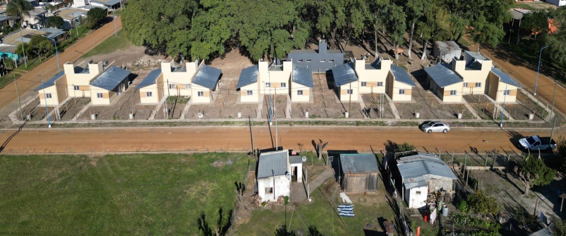 Se firmaron los contratos para el inicio de 909 viviendas en 15 localidades