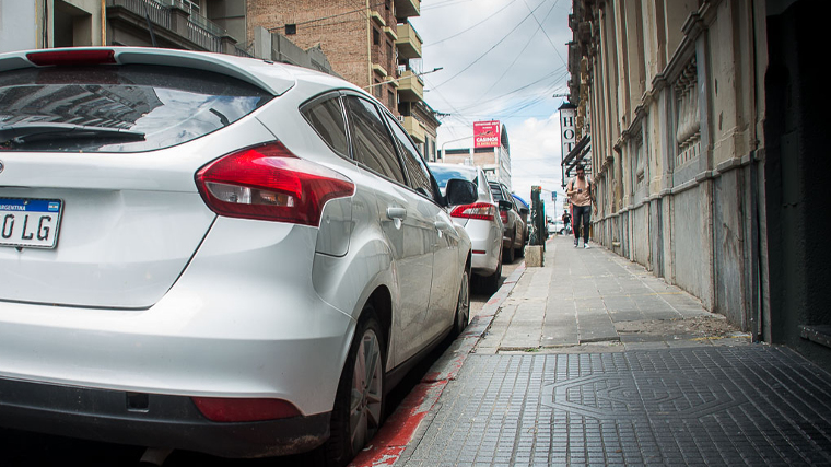 Estacionamiento en el centro de la ciudad por las fiestas