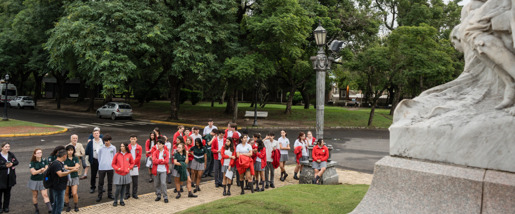 Más de cien estudiantes participaron del recorrido histórico en el monumento a Urquiza
