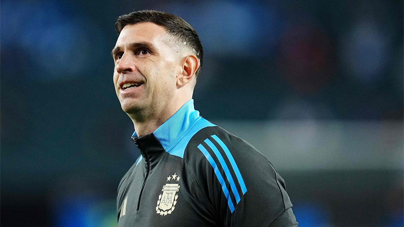 Dibu Martínez expresó su deseo de jugar los Juegos Olímpicos: “No solo depende de mí”