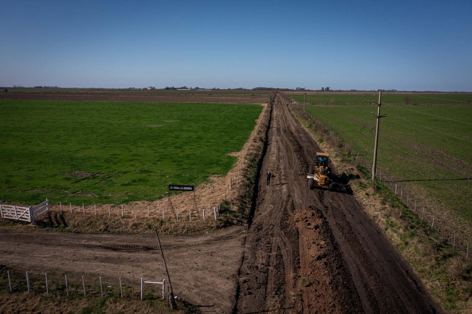 Prosiguen las tareas de mantenimiento y conservación de caminos rurales en toda la provincia