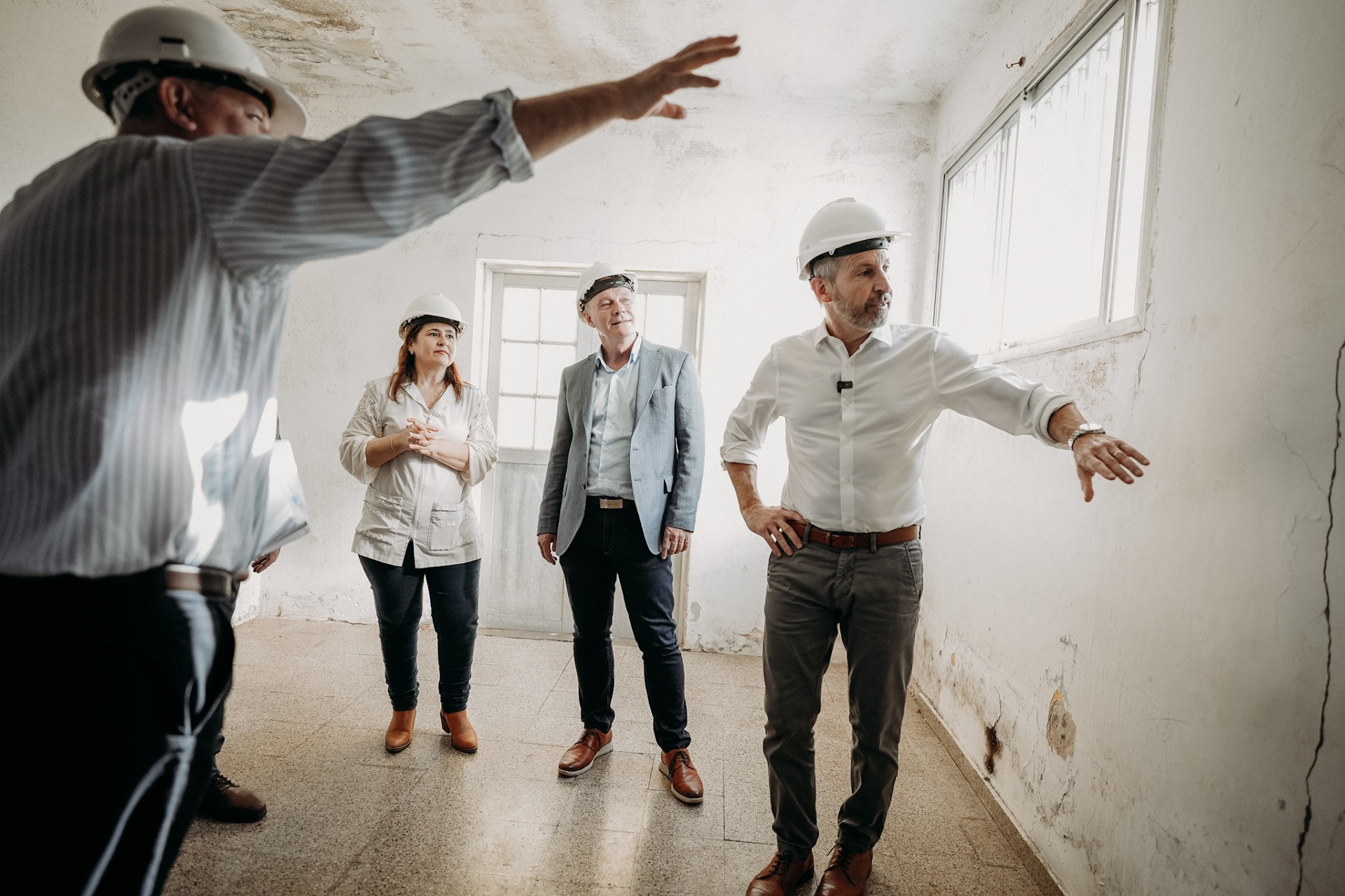 Frigerio recorrió las obras de emergencia en la Escuela Tomás Guido de Crespo