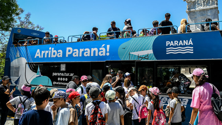 Merenderos disfrutan de paseos en el Bus Turístico