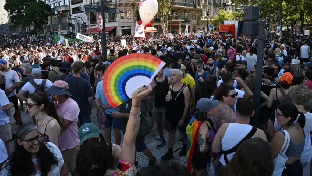 Una multitud participó de la Marcha Federal contra las políticas de Milei