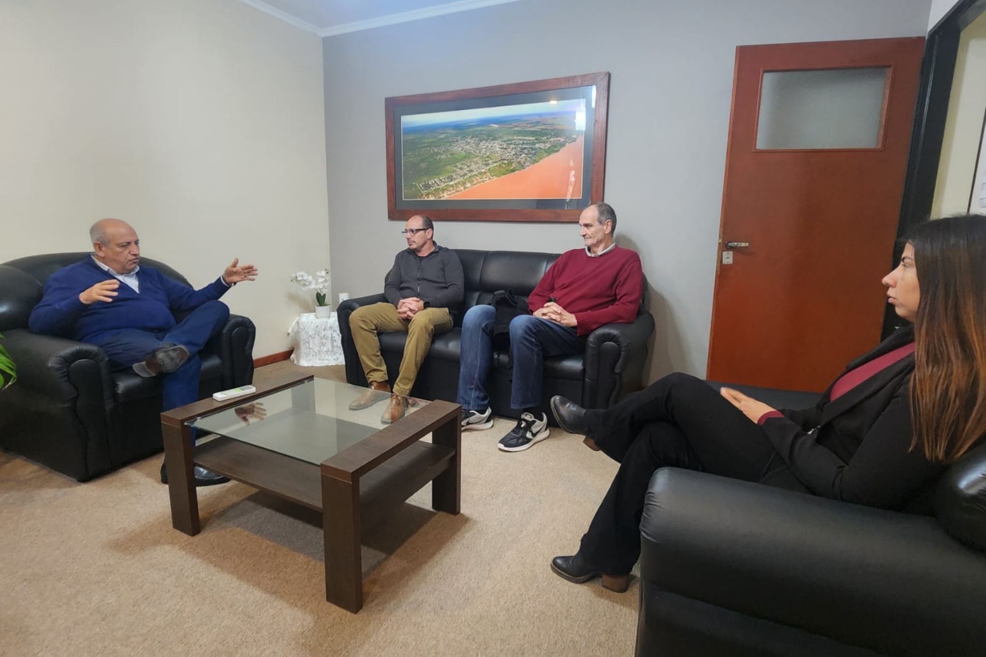 Funcionarios provinciales dialogaron con el municipio y los clubes de Santa Elena