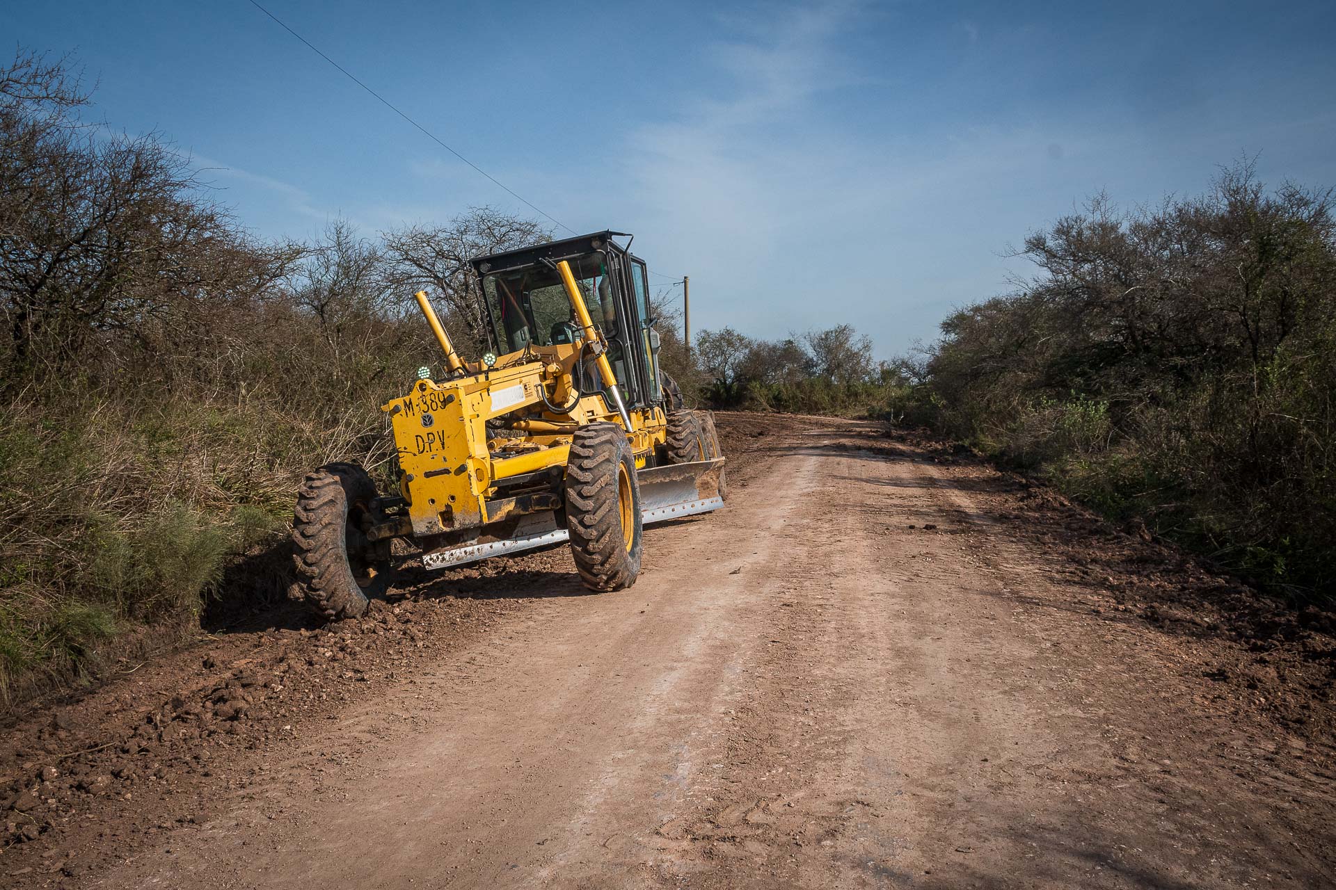 Trabajan en el camino que une Las Moscas con la Balsa el Raigón, departamento Uruguay