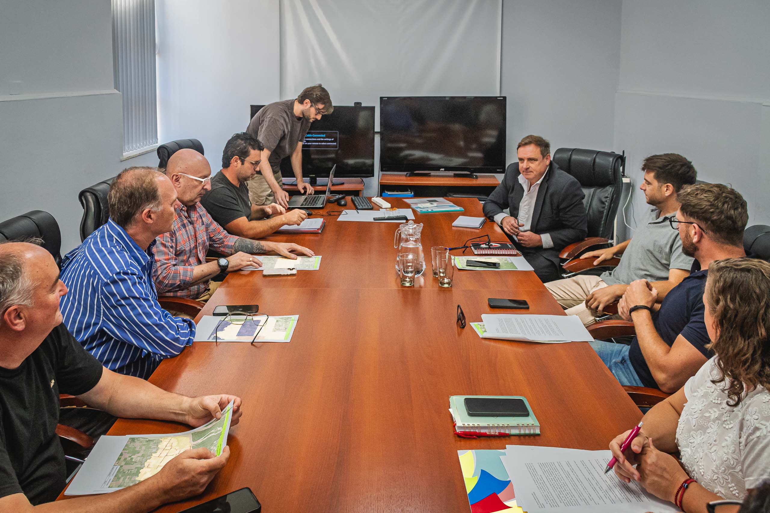 Acuerdan convenios de trabajo para el mantenimiento de caminos rurales