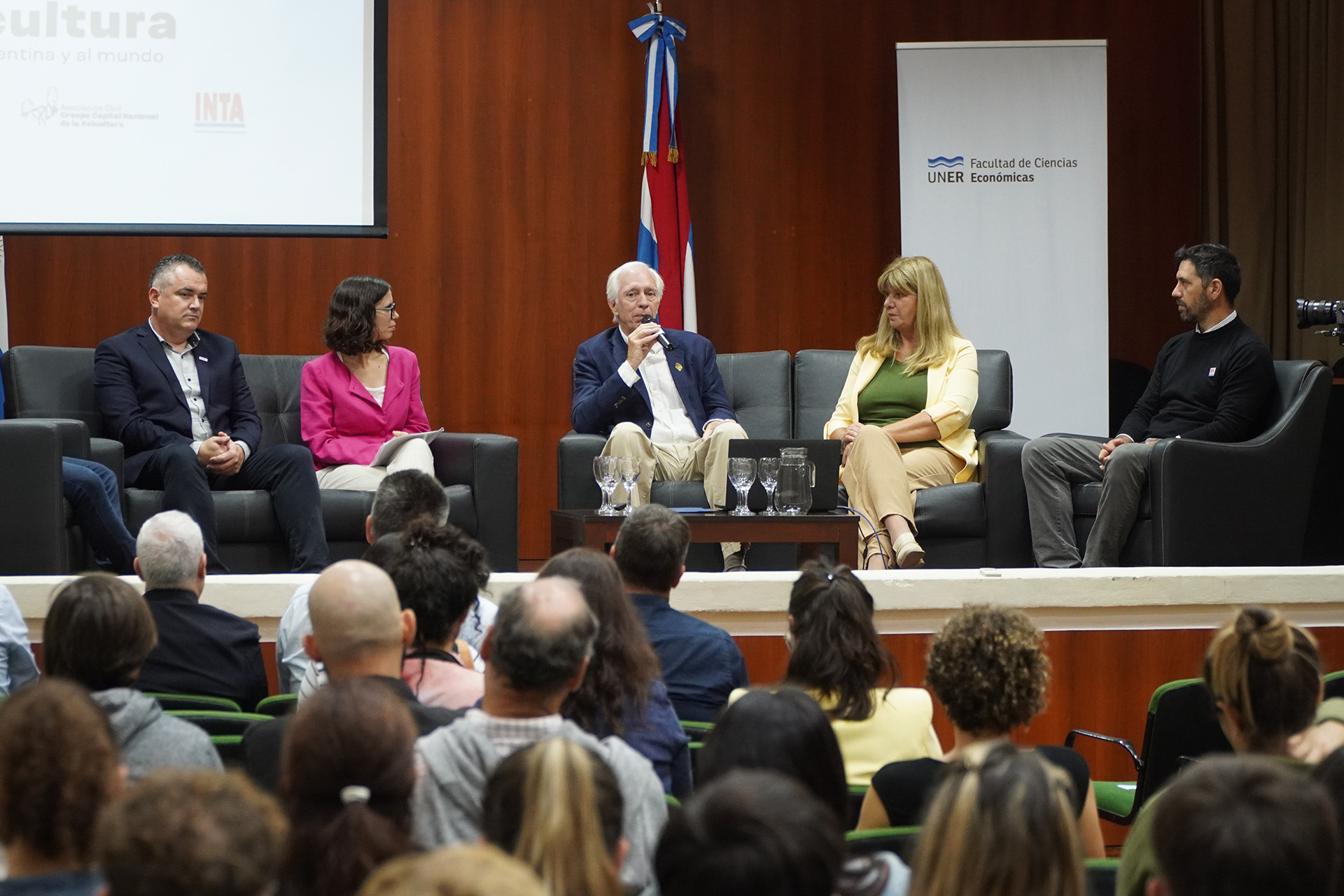 Se realizó un foro donde la ciencia muestra sus aportes a la cadena avícola entrerriana